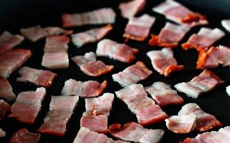 1. Этап. Печенье с беконом и сыром: Нарезаем бекон и жарим его на сковородке.
