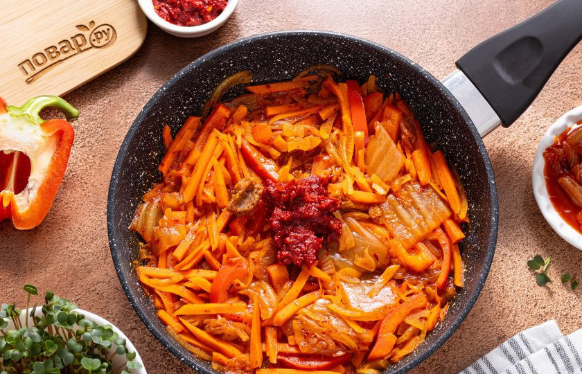 1. Этап. Токпокки с кимчи: Добавьте перцовую пасту кочуджян, мисо пасту, соевый соус и кунжутное масло. Все перемешайте.