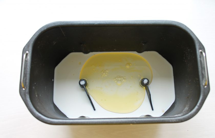 1. Этап. Рогалики в хлебопечке: В чашу хлебопечки положите соль, сахар, ванилин, влейте теплое молоко и растительное масло.