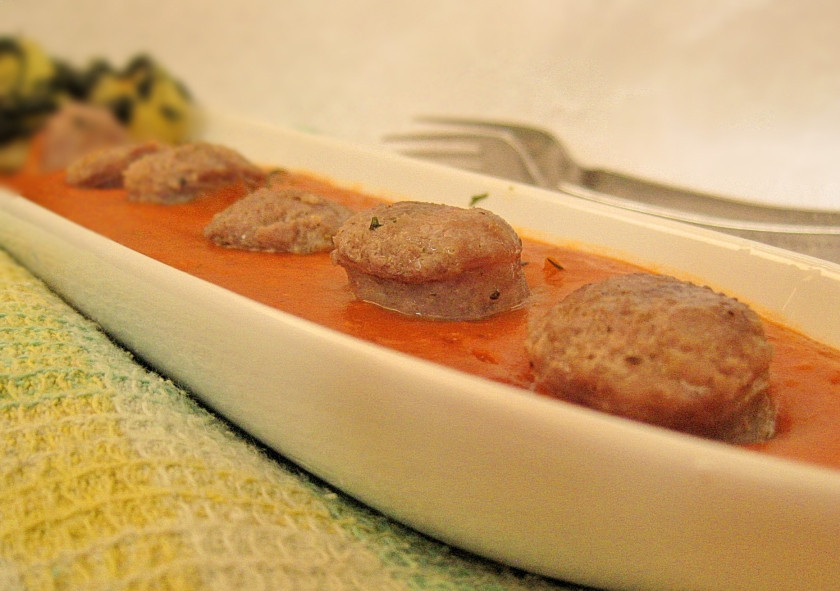 1. Этап. Колбаски с томатным соусом и картофелем: Bon appetit!