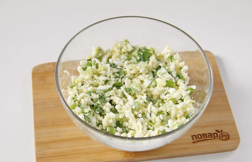 1. Этап. Заливной пирог на кефире с яйцом: Хорошо перемешайте.