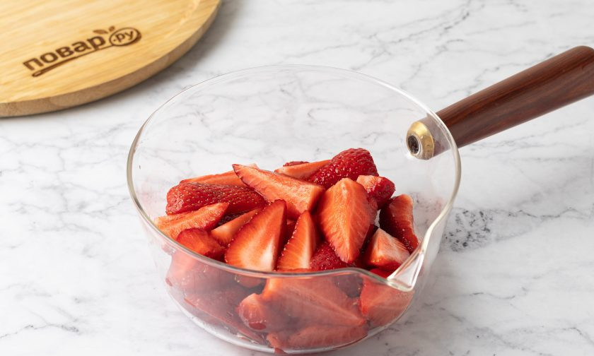 1. Этап. Варенье из клубники со стевией: Добавьте клубнику и лимонный сок. Варите 5 минут на сильном огне.