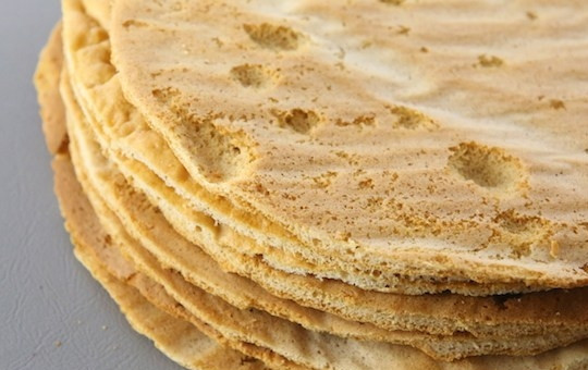 1. Этап. Медовик простой: 10. Сложите коржи стопкой и отложите на время для остывания.