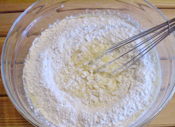 1. Этап. Кексики с изюмом: 6. Добавляем соду, перемешанную с мукой, замешиваем тесто.