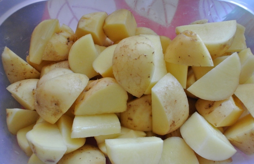 1. Этап. Жаркое из говядины с картошкой: Картофель промойте, мы его будем с кожицей готовить. И порежьте на средние куски.