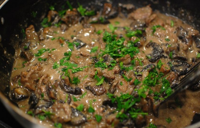 1. Этап. Вкусный бефстроганов: 9. Выключите огонь и добавьте рубленую петрушку, перемешайте и подавайте сразу к столу.