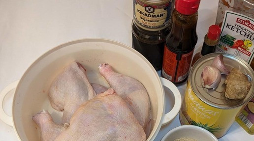 1. Этап. Куриные окорочка по-Гавайски: Приготовить ингредиенты. Окорочка помыть под проточной водой, обрезать лишний жир.