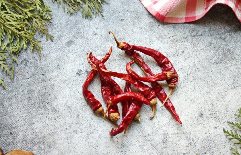 1. Этап. Аджика из сухого острого перца: Хорошо поспевший острый перец сполосните и разложите в один слой. Высушите перец любым удобным способом. Главное, чтобы он был полностью сухим и ломким.