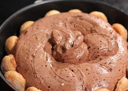 1. Этап. Шоколадный торт Шарлотта: Затем в колечко из печенья, добавьте шоколадный мусс до краев.