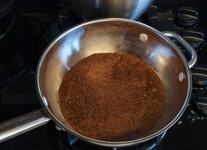 1. Этап. Пирог с ирисом: 8. Постоянно помешивая, варите смесь 30 минут. Затем влейте сливки. Добавьте крахмал и яйца. Вымешивайте массу в течение 30 секунд.