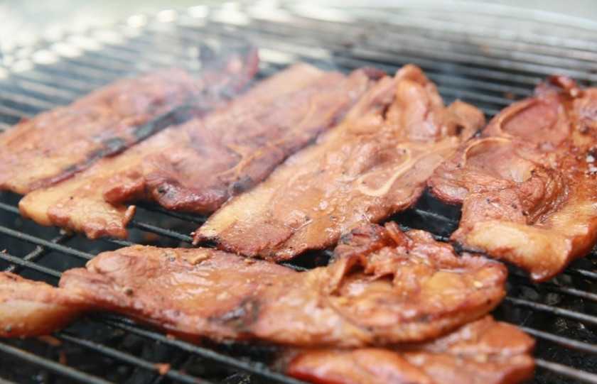 1. Этап. Корейка на гриле: Выкладываем на решетку и жарим примерно по 4 минуты с каждой стороны.