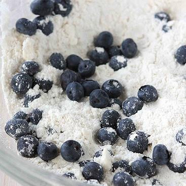 1. Этап. Лепешки с черникой: 2. Выложить чернику и аккуратно перемешать, стараясь не повредить ягоды.