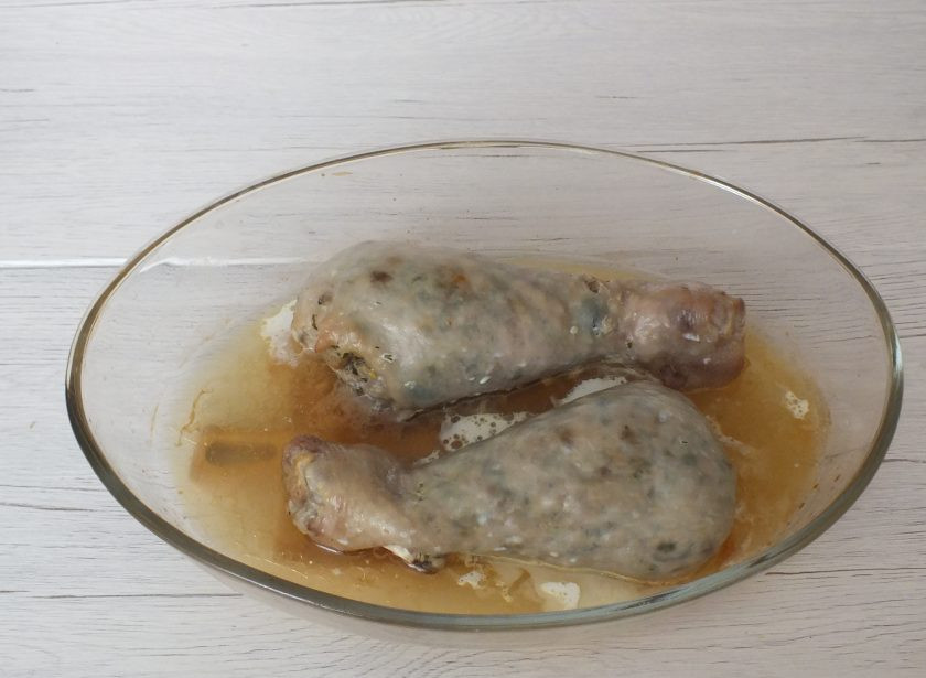 1. Этап. Фаршированная голень индейки в духовке: По истечении времени, достаньте форму с голенями, снимите фольгу, смажьте еще раз сливками и поставьте еще на 10 минут в духовку, увеличив огонь до 200 градусов.