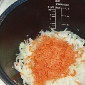 1. Этап. Солянка в мультиварке: Налейте растительное масло в чашу мультиварки и выложите туда лук и морковь. Выберите режим 