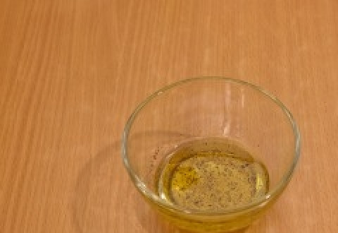 1. Этап. Салат Любимый с курицей: Смешайте уксус, растительное масло, соль и перец.