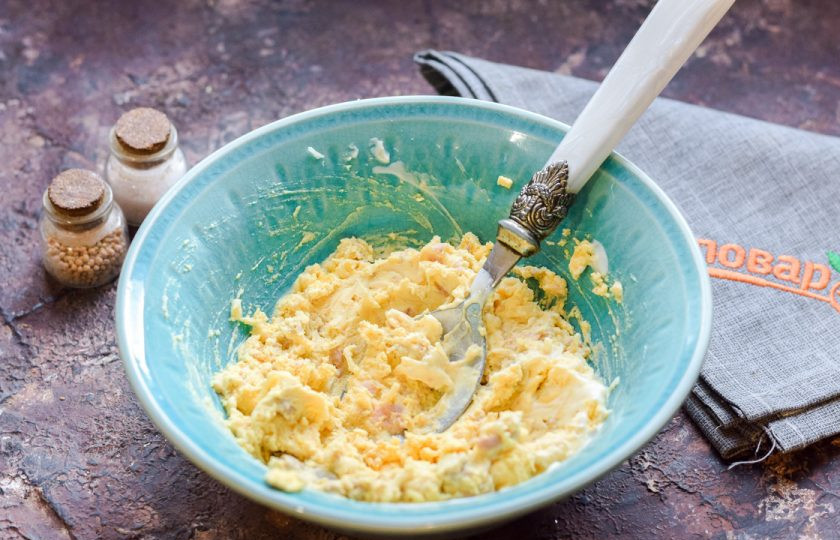 1. Этап. Фаршированные яйца на год Быка: Тщательно все перемешайте.