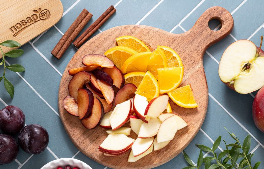 1. Этап. Холодный пунш: Апельсины нарежьте на тонкие кружочки, затем каждый разрежьте на 4 части. Сливу и яблоко нарежьте тонкими ломтиками.