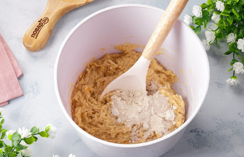 1. Этап. Коржики сахарные: Затем добавьте частями цельнозерновую муку и продолжите замес руками. Тесто не должно быть крутое, если сильно липнет к рукам, то можно добавить ещё 1-2 ст.л. муки в/с.