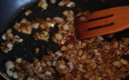 1. Этап. Гуляш с грибами и мясом: Теперь обжариваем минут 5 лук. Добавляем к нему измельченный чеснок, паприку и муку. Хорошо размешиваем и жарим буквально 1 минуту.