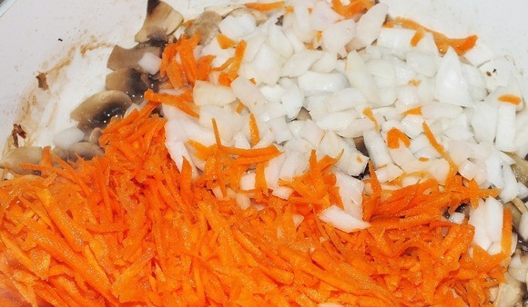 Кабачки, фаршированные грибами и рисом 1. Этап. Кабачки, фаршированные грибами и рисом: Грибы и лук нарезать на мелкие кусочки, морковь натереть на терке. Обжарить на растительном масле до готовности. Посолить и поперчить.