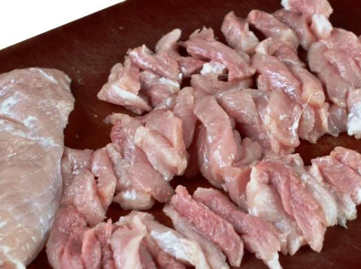 1. Этап. Мясо по-строгановски в мультиварке: Кусок мяса нарежьте соломкой.