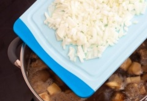 1. Этап. Грибной суп без зажарки: После этого вкиньте в суп лук и морковь. Готовьте на среднем огне ещё около 20 минут. За 15 минут до готовности добавьте лавровый лист и подсолите суп. Не забудьте вытащить лавр и подавайте суп горячим.