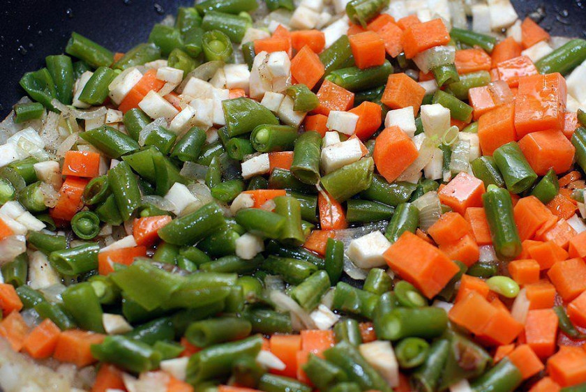 1. Этап. Ризотто с фасолью: Добавляем морковь, фасоль и сельдерей. Перемешиваем и тушим под крышкой 15 минут.