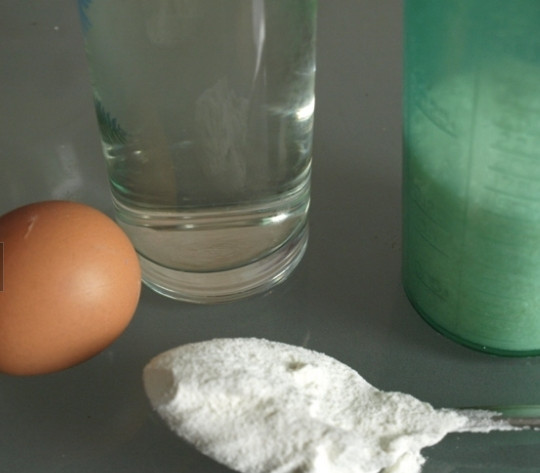 1. Этап. Торт Вишневый поцелуй: 5. Варим крем: в сотейнике соединяем муку, воду, яйцо и сахар.