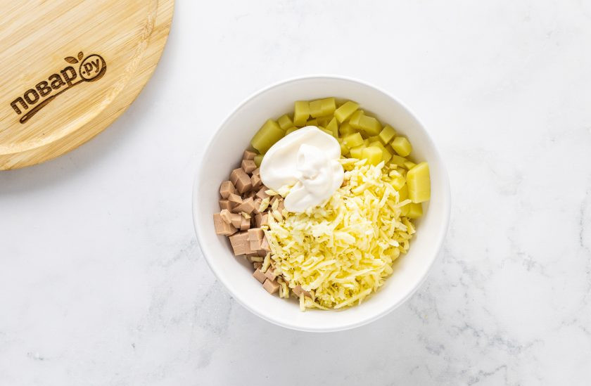 1. Этап. Тарталетки Тигрята: Добавьте тертый сыр, измельченный чеснок и майонез. Посолите по вкусу. Все перемешайте.