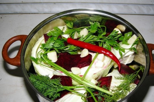 1. Этап. Капуста по-грузински: 7. Перекладывайте капусту слоями до окончания ингредиентов. Можно также использовать мелко нарезанную морковь.