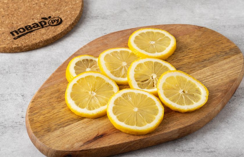 1. Этап. Жареные лимоны: Лимон тщательно помойте, затем нарежьте тонкими кружочками. При необходимости удалите косточки.