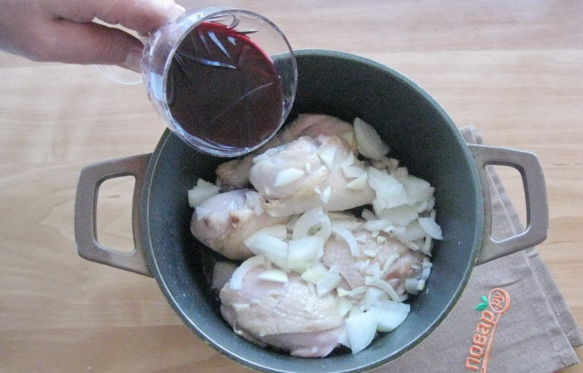 1. Этап. Курица в вине по-французски: Влейте красное столовое или сухое вино.