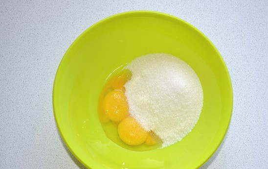 1. Этап. Торт Вера: Соедините желтки с сахаром.