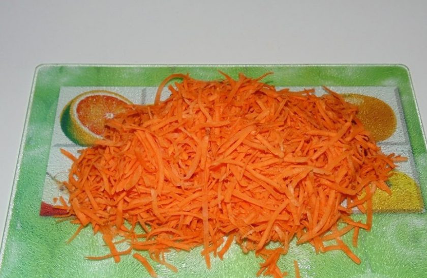 1. Этап. Засолка капусты горячим рассолом: Морковь почистите, промойте и натрите на средней тёрке.