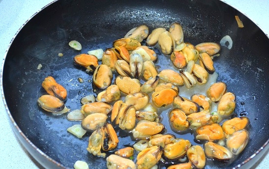 1. Этап. Мидии в соевом соусе: 5. Томите на среднем огне, помешивая, 5-6 минут.