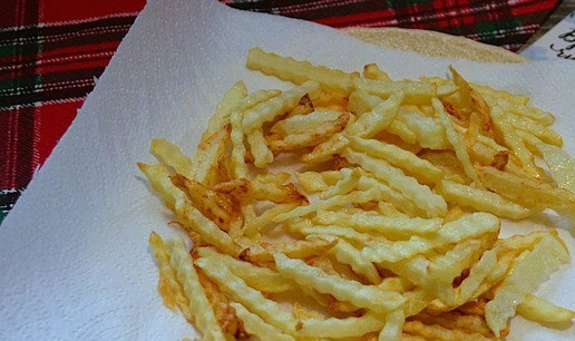 1. Этап. Теплый салат с печенью индейки: Обжарить в растительном масле, удобнее это сделать в два- три раза. Готовый картофель выложить на бумажное полотенце для удаления лишнего масла.