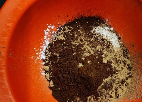 1. Этап. Карамельный чизкейк с облепихой: Смешать муку, сахар, сахарную пудру, кофе и какао