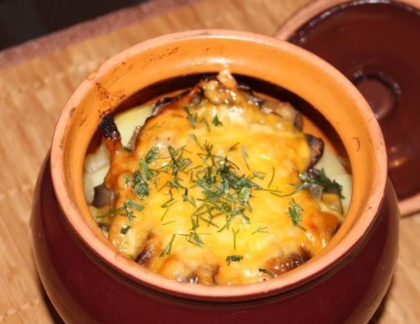 1. Этап. Пельмени, запеченные в горшочке: 11. Достаем горшочки из духовки и подаем блюдо к столу. Приятного аппетита!