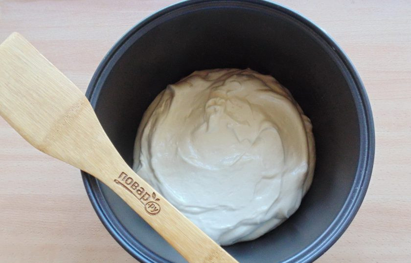 1. Этап. Бисквит с шоколадной глазурью: Выложите тесто в форму для выпечки. У меня чаша мультиварки. Но можно испечь бисквит в обычной духовке.