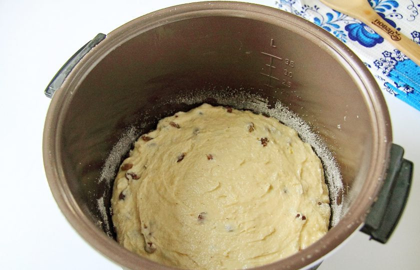 1. Этап. Кулич в мультиварке без дрожжей: Перемешайте все еще раз и переложите тесто в смазанную маслом чашу мультиварки. Дно и бока присыпьте мукой или манкой. Выпекайте на режиме выпечка 1 час.