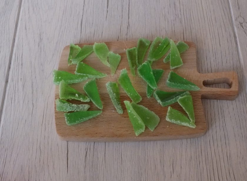 1. Этап. Клубника из вафель: Из мармелада вырежьте 