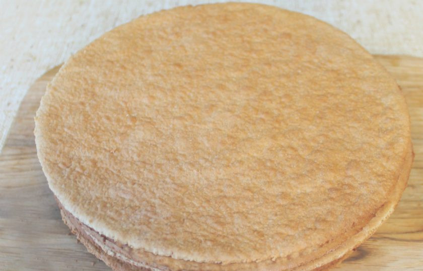 1. Этап. Медовик со сливками: Коржи выпекаем при температуре 180-190 градусов, около 4 минут.