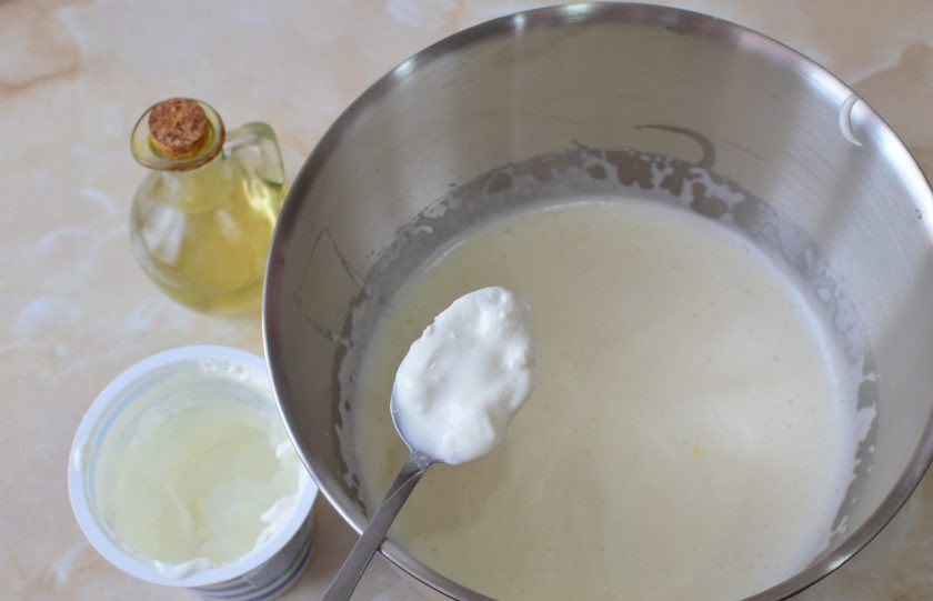 1. Этап. Кекс на сметане с черникой: В яичную массу вмешайте сметану и растительное масло. Сметану можно взять любой жирности.