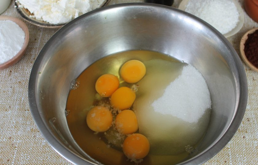 1. Этап. Торт Махровый: В миску насыпаем сахар, добавляем яйца и соль. Взбиваем до пены.