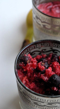 1. Этап. Чиа пудинг с ягодами: Часть ягод можно не измельчать, а оставить для украшения.