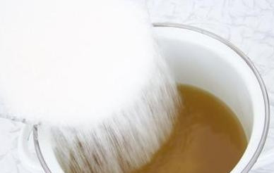 1. Этап. Варенье из одуванчиков на зиму: Переливаем отвар в кастрюлю, добавляем сахар и ставим на огонь.