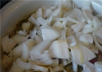 1. Этап. Маринад для карбоната: 5. Отправляем мясо в маринад, кладем к нему очищенный и нарезанный произвольно лук. Я его люблю нарезать четвертькольцами.