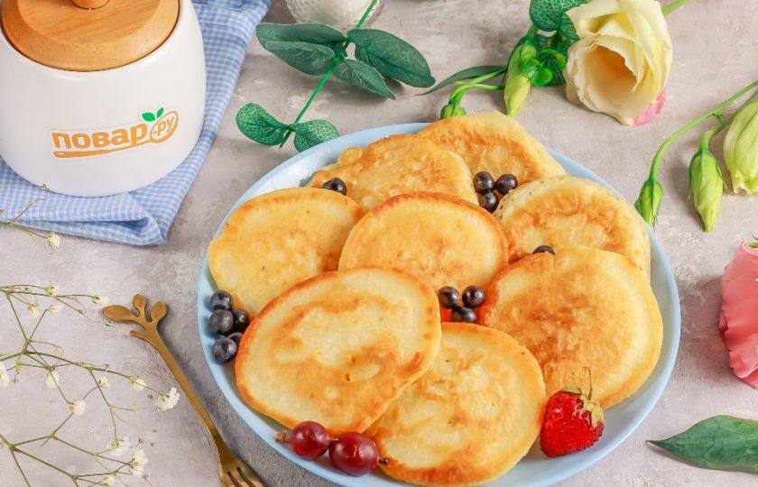 1. Этап. Оладьи с творожным сыром: Выложите румяные оладьи на тарелку и подайте к столу горячими, украсив ягодами, взбитыми сливками, сметаной или вареньем.