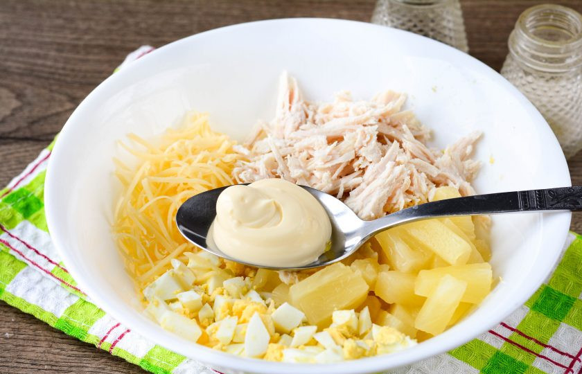 1. Этап. Салат Гавайский с курицей: Добавьте специи по вкусу и немного майонеза.