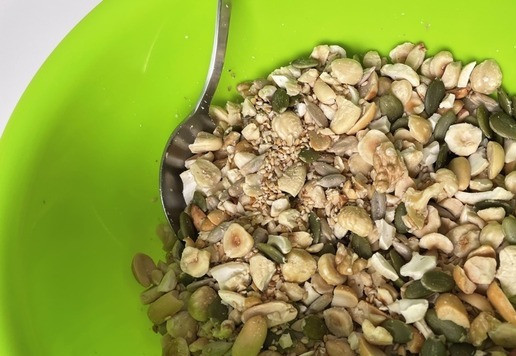 1. Этап. Козинаки «Микс»: Берем любые орехи в количестве 380 грамм и давим их скалкой в пакете или на полотенце. У меня: 300 г смеси кешью, фундука, арахиса, грецких орехов и смесь семечек подсолнуха, тыквы и кунжута. Блендер и мясорубку не использовать)